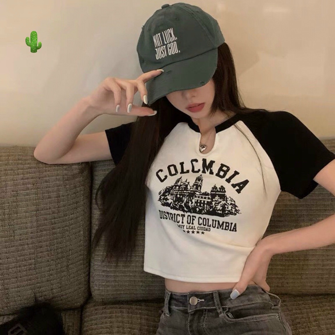 Áo Croptop cổ chẻ phối chữ