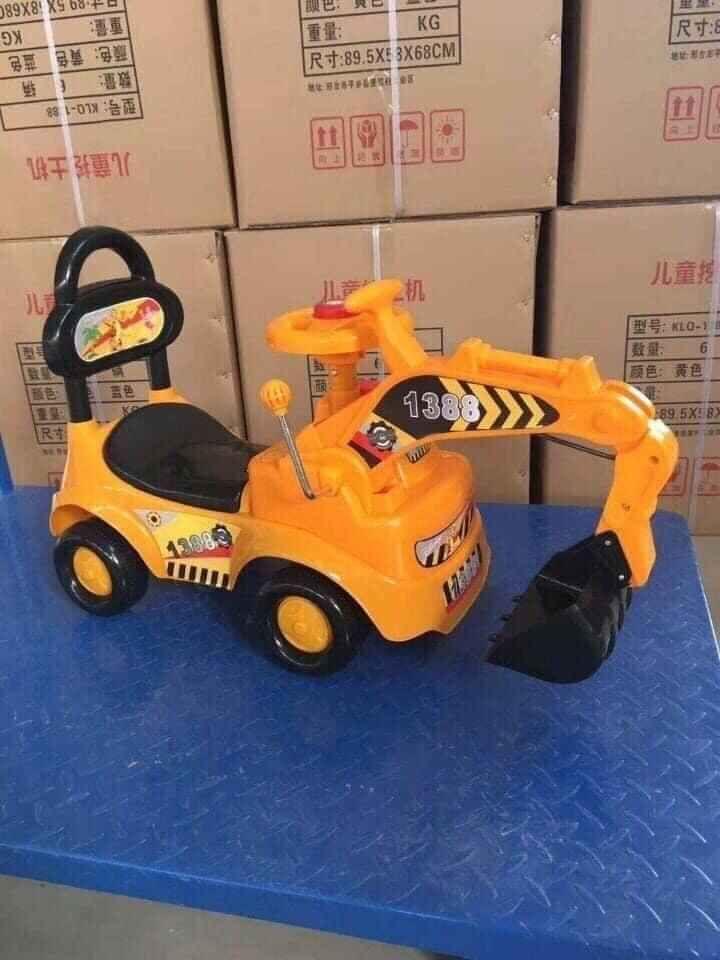 Xe cẩu chòi chân cho bé