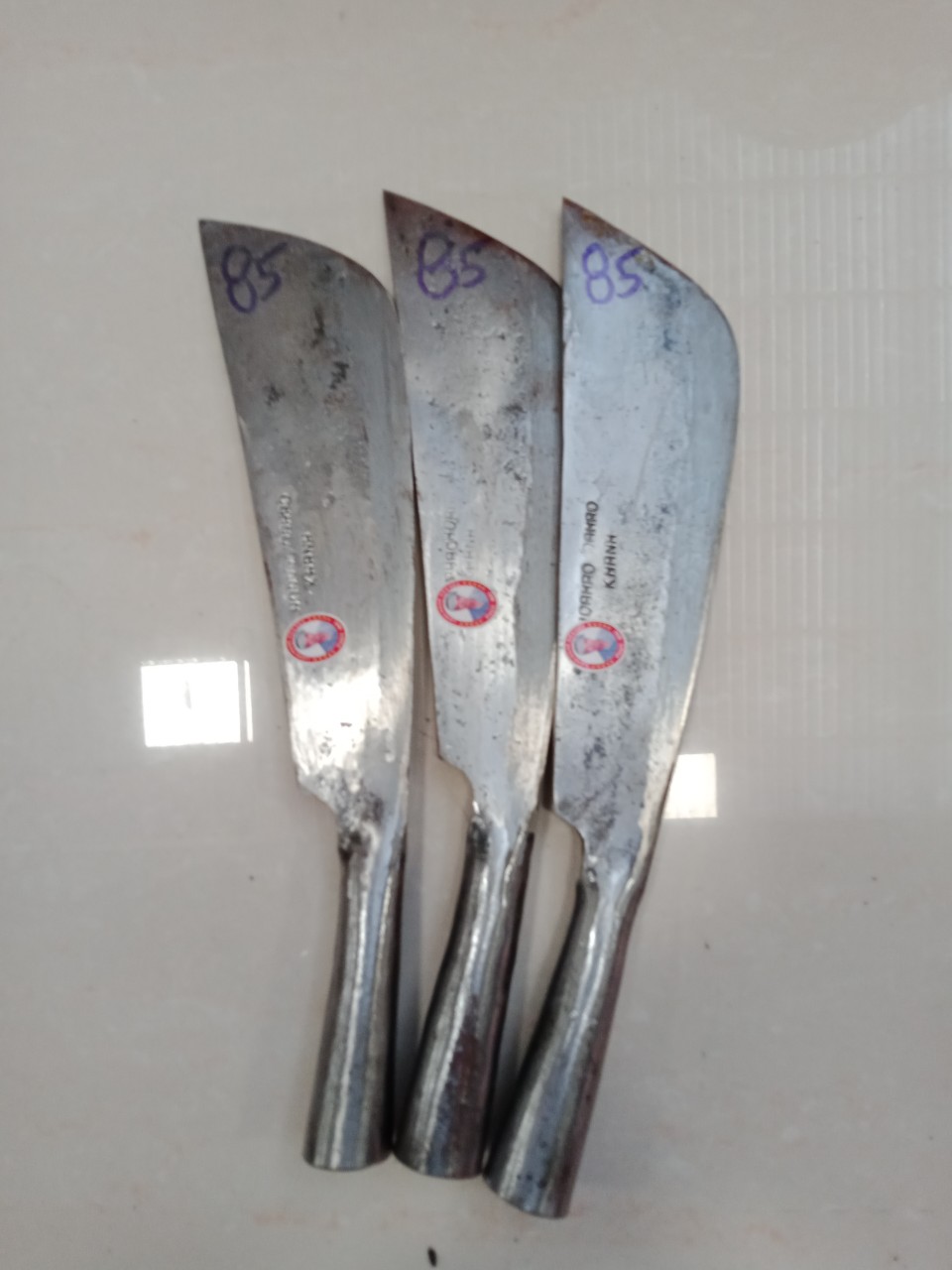 Dao yếm cán sắt màu đen trắng - 490 gr
