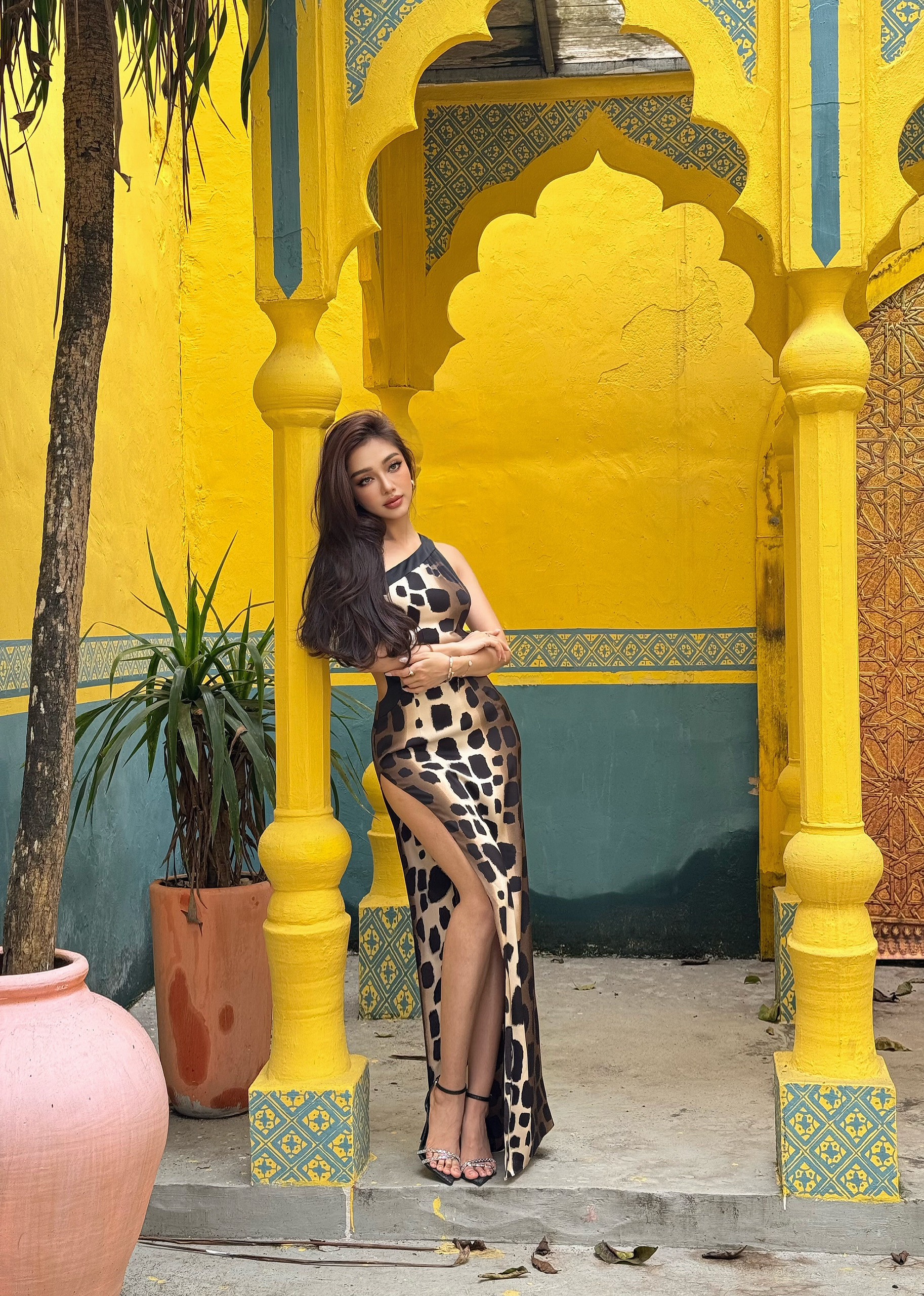 Đầm maxi nữ VANANHSCARLET khoét eo xẻ đùi V021S24
