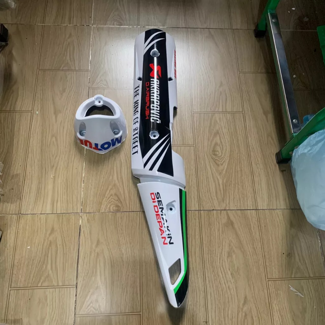 Ốp pô cho xe Exciter 150 màu trắng
