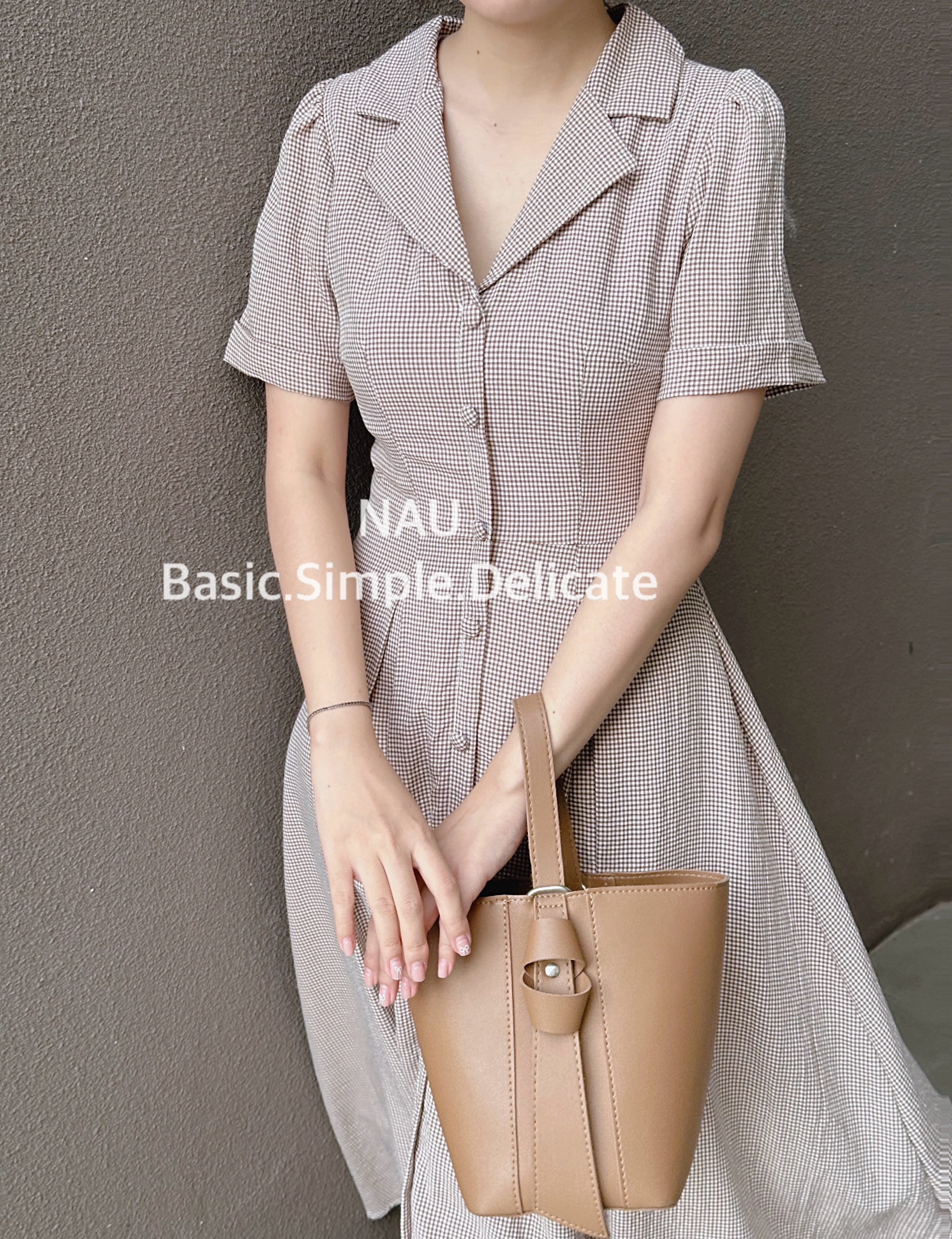 Đầm caro cổ vest nút bọc dáng dài