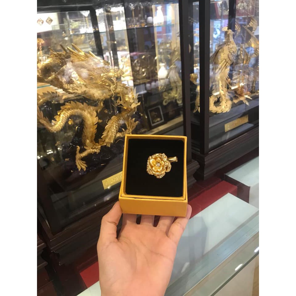 Gold inlaid corsage flower