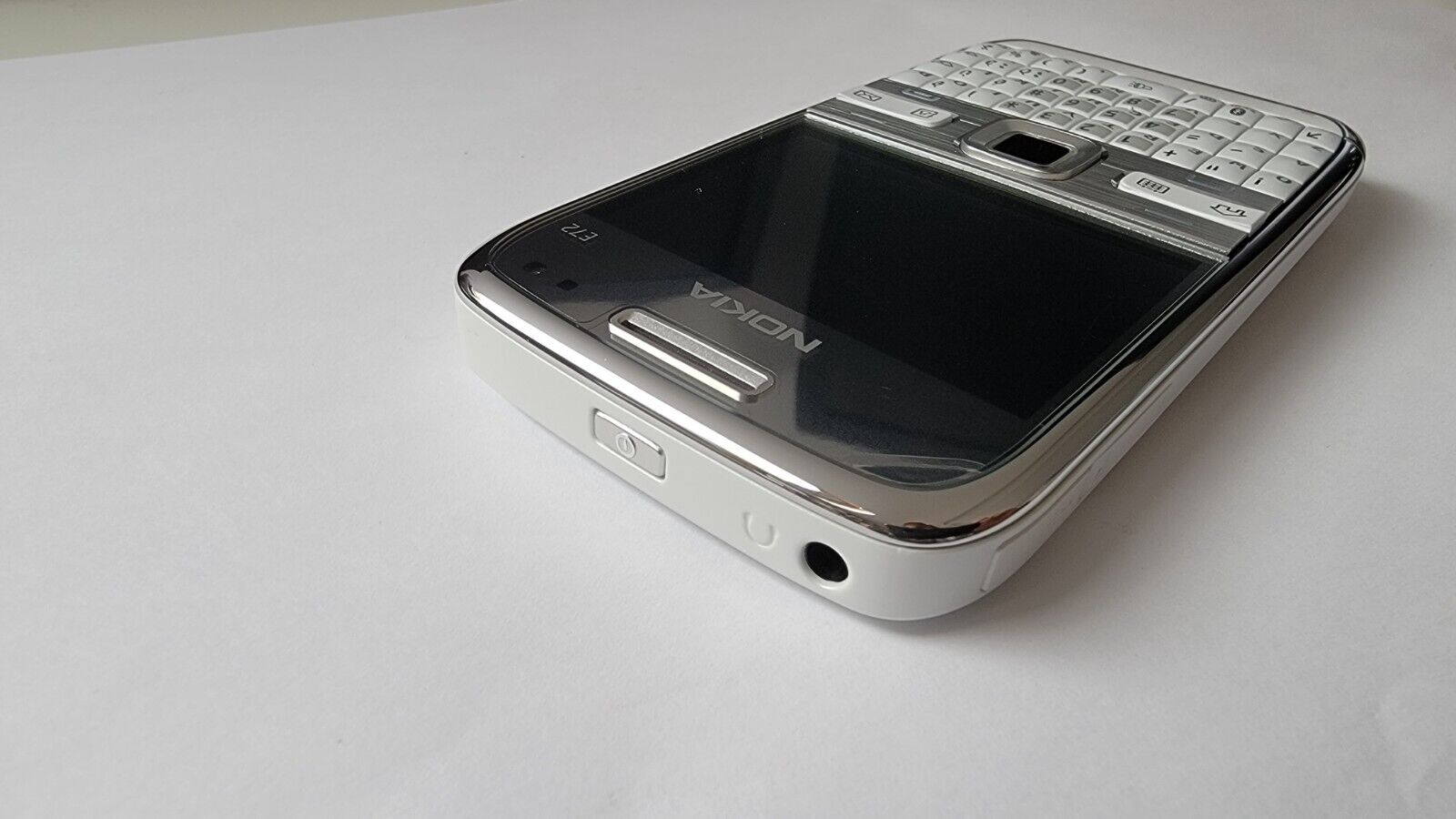 Điện thoại Nokia E72 full box có Tiếng Việt mới 99%