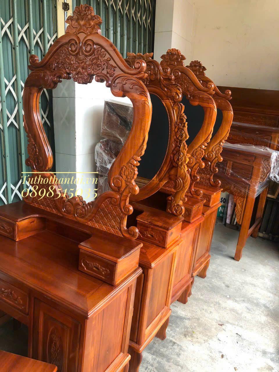 Bàn trang điểm gỗ tràm bông vàng M02