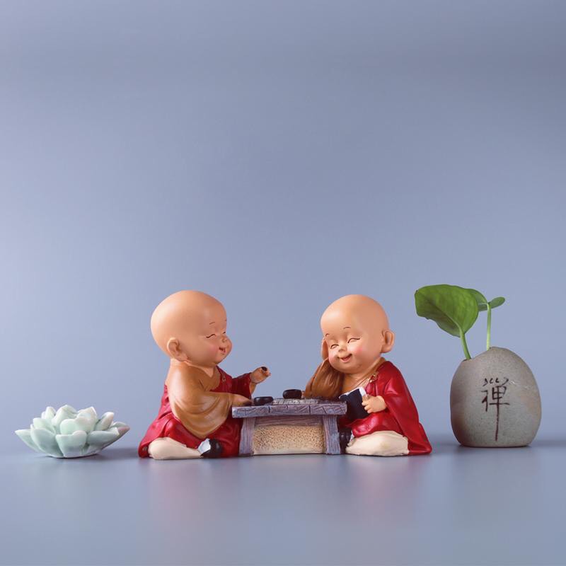 Tượng chú tiểu đánh cờ áo choàng đỏ