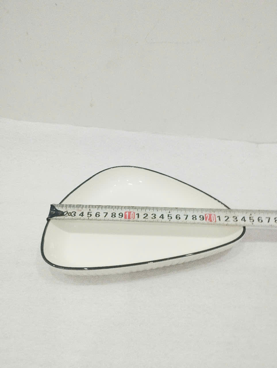 dĩa sứ trắng sọc viền hình tam giác 24 x 18 x 3.7cm