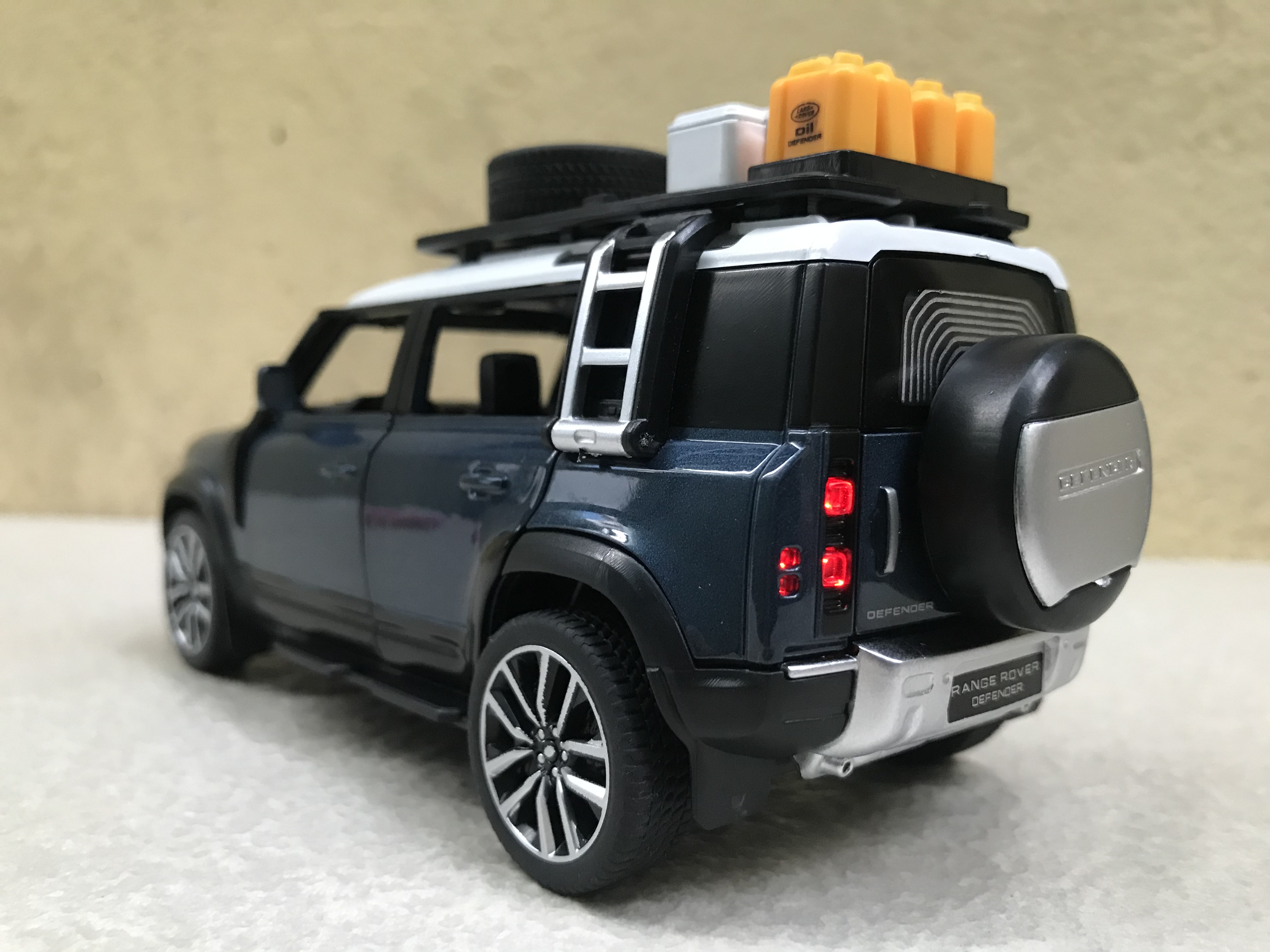 Mô hình xe ô tô Range Rover Defender 2024 1:32