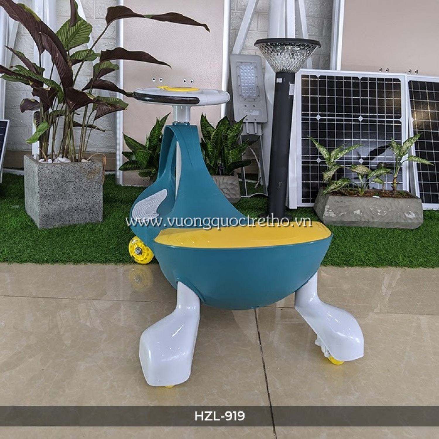 Xe lắc cho bé có nhạc, đèn Broller HZL-919
