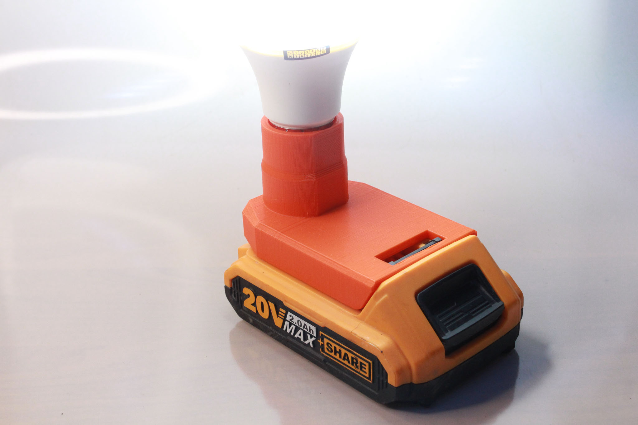 Đế đèn led thắp sáng dùng pin Ingco Total 20v
