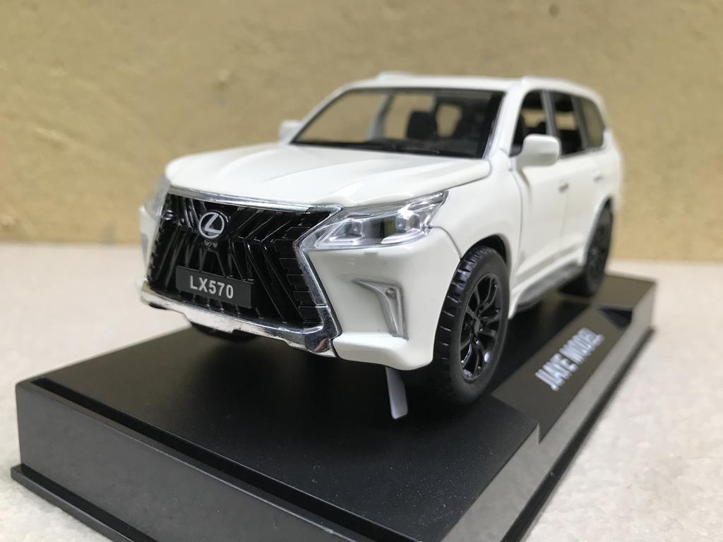 Mô hình xe LEXUS LX570 2022 1:32