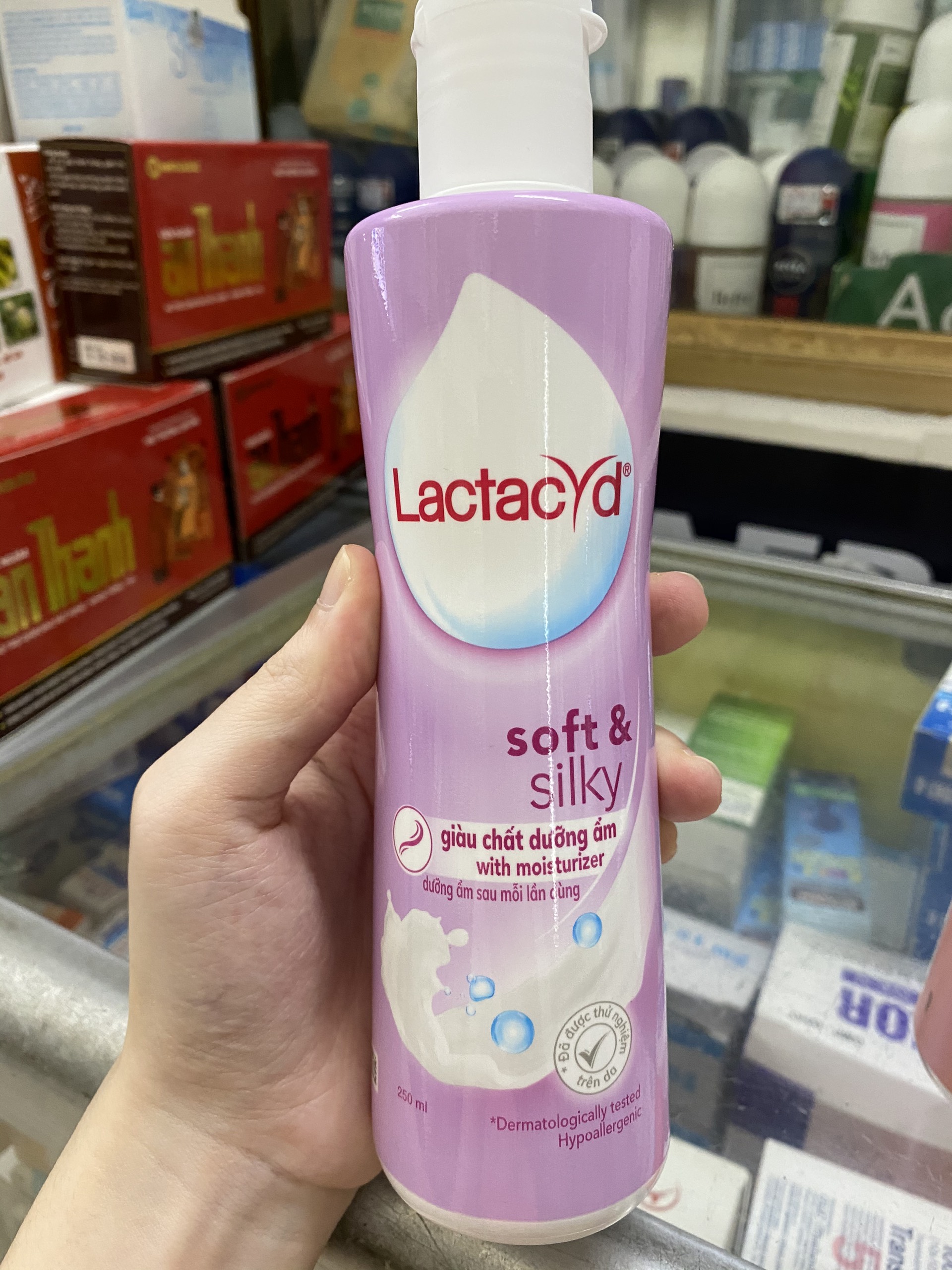 ( Chai 250ml )Dung dịch vệ sinh phụ nữ Lactacyd - Soft & Silky và Pro Sensitive