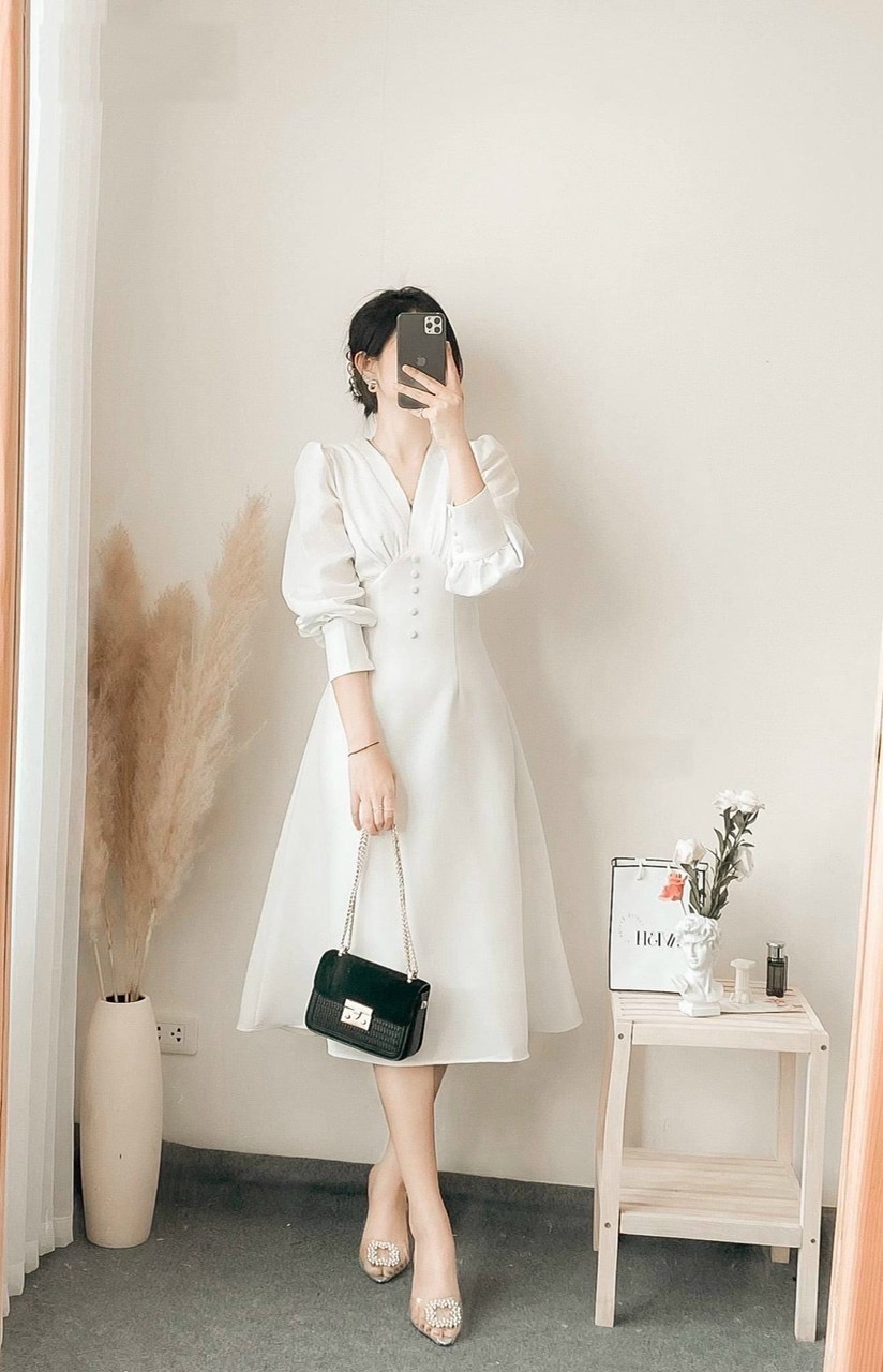 Đầm trắng cổ V nút bọc tay dài
