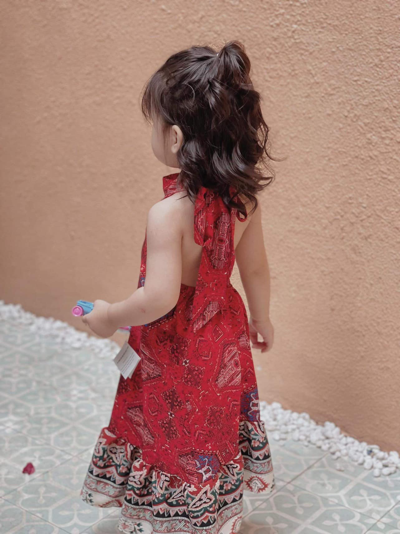Đầm maxi cho bé gái đi biển