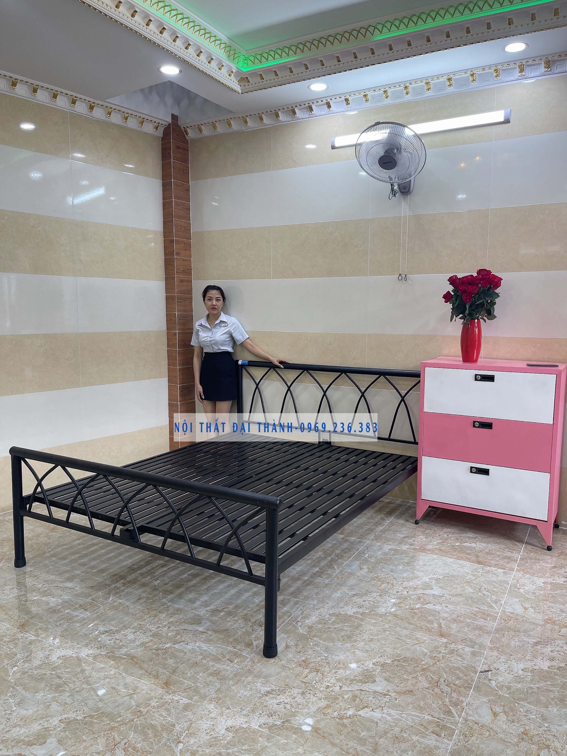 Giường sắt mẫu đan chéo đen kích thước 1m4 x dài 2m