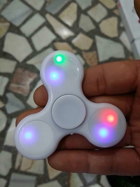 Con quay spinner phát sáng 3 cánh