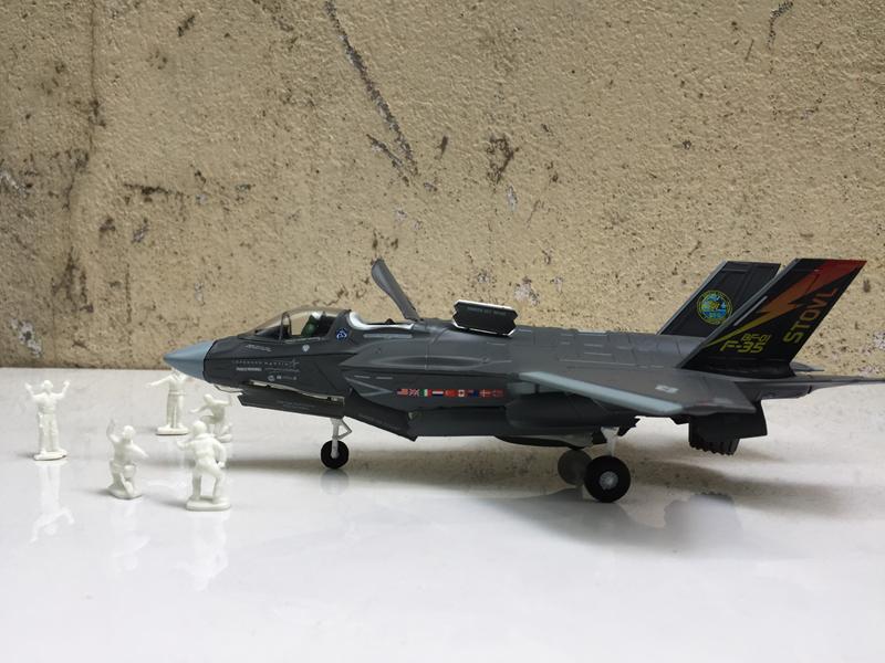 [HCM]MÔ HÌNH Nhân vật Phi đội sân bay mặt đất 1:72