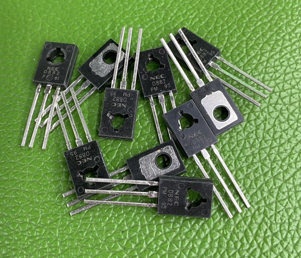 Combo 5 Con Transistor NPN D882 3A-40V loại 1