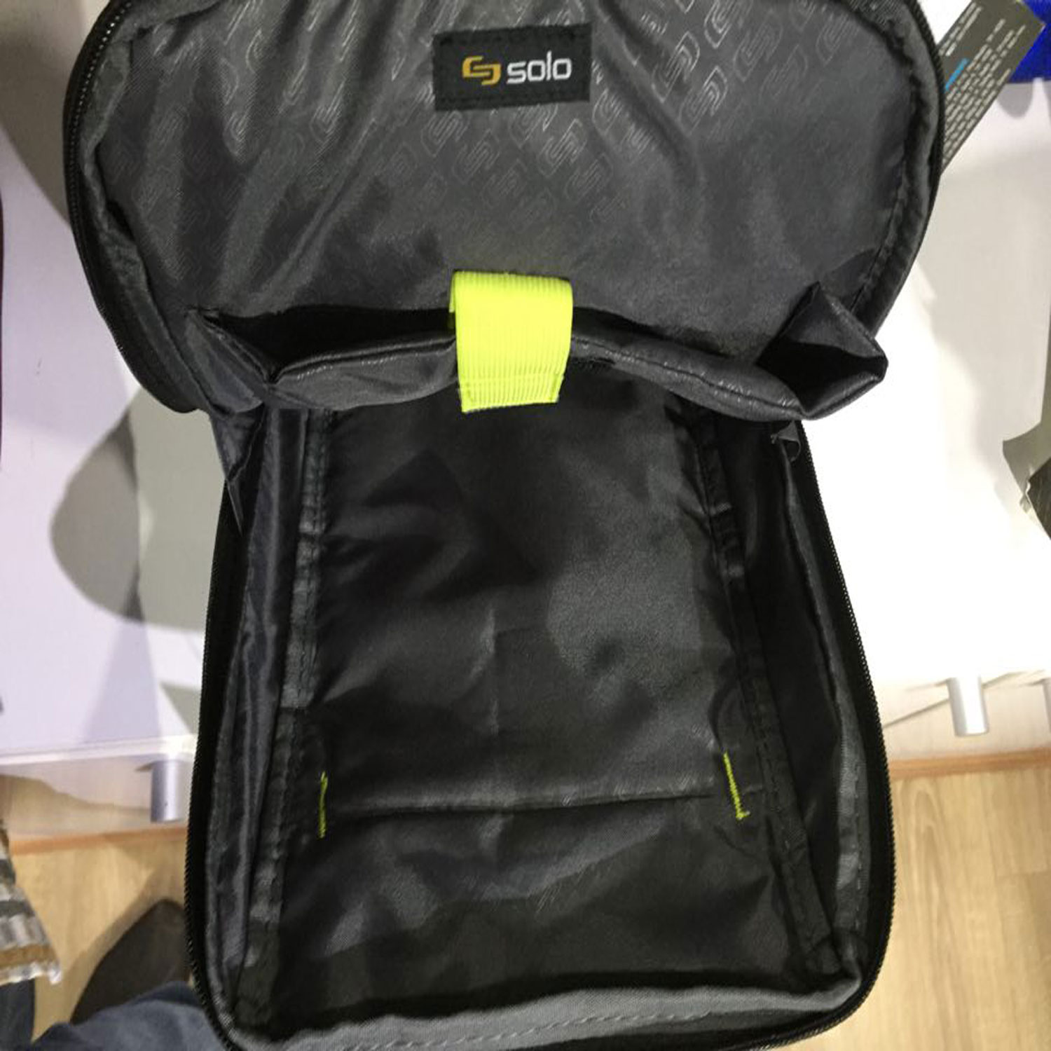 Túi Đựng Ipad 10.2 inch Solo Active Universal STM751 (Đen Xám)