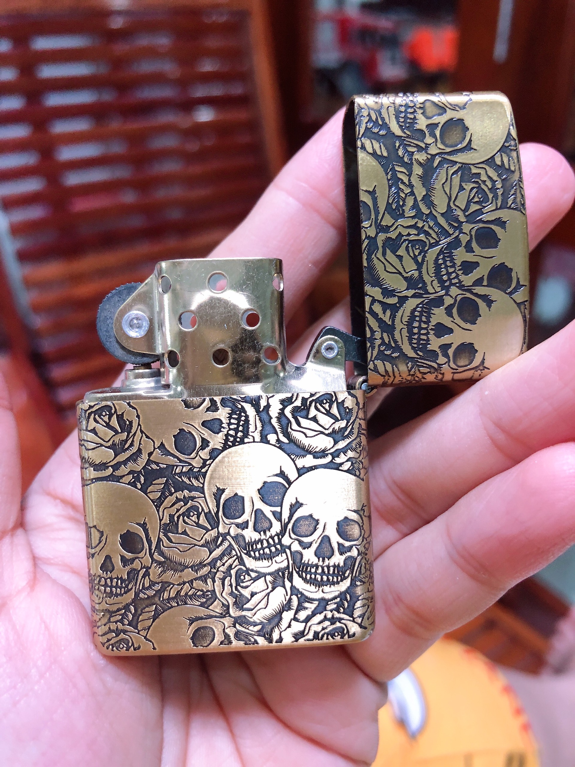 Bật Lửa Zippo Đầu Lâu Khắc Chìm Ruột Vàng - Đáy Lồi