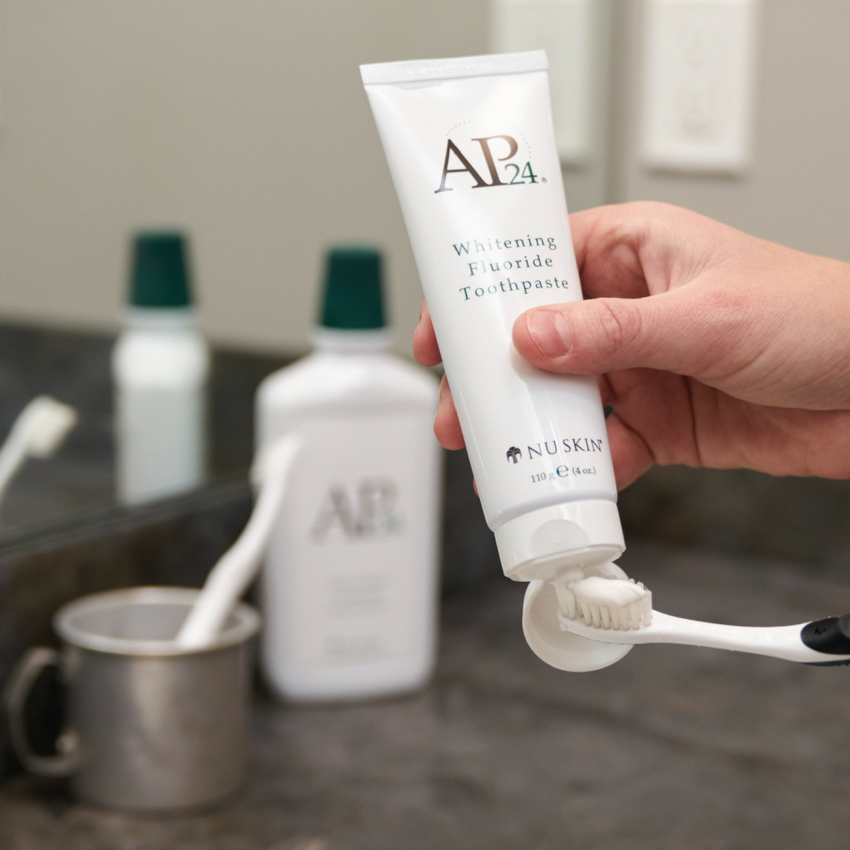 Kem đánh răng Nuskin AP24 Whitening Fluoride Toothpaste - 110g