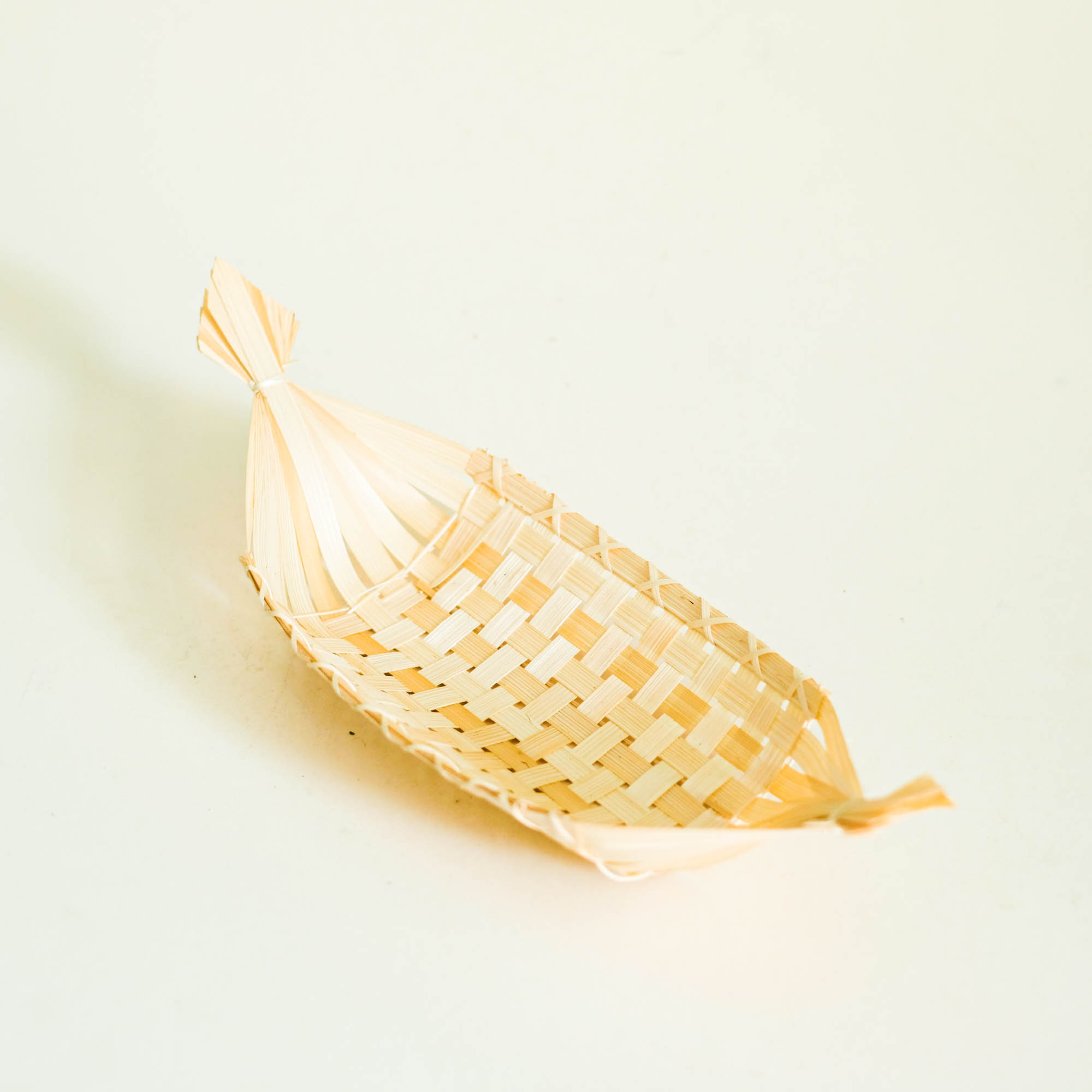 Thuyền tre đan đang tr&iacute; thực phẩm, Woven bamboo tray