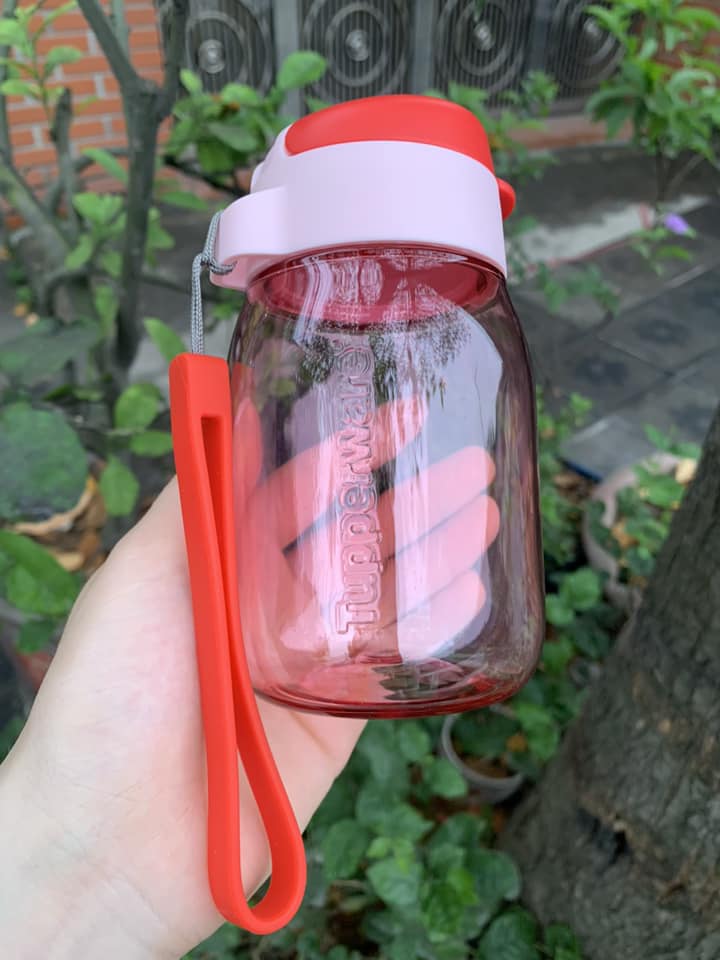 Bình nước Tupperware 1.1L, có vạch chia, có dây đeo, kèm ống hút