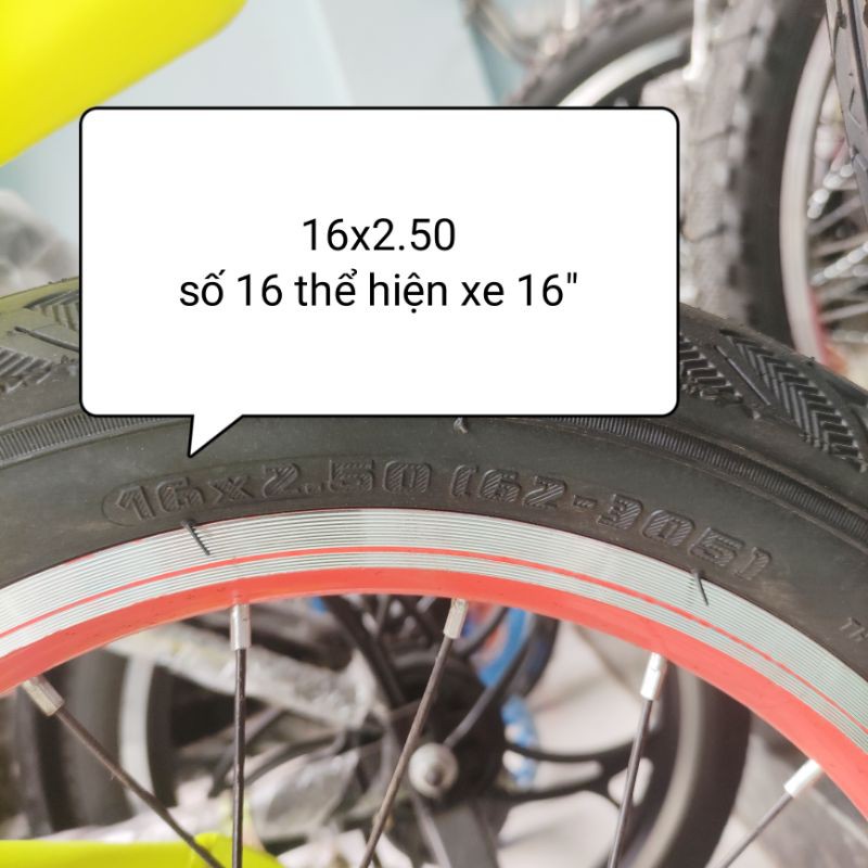 Bánh phụ xe đạp trẻ em, có đèn led phát sáng.