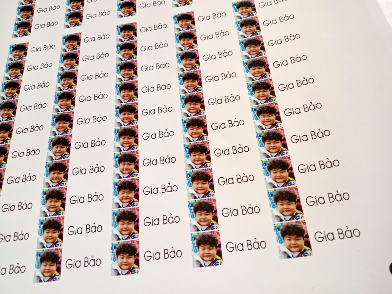 220 sticker tên bé (in theo yêu cầu) dán đồ dùng học tập