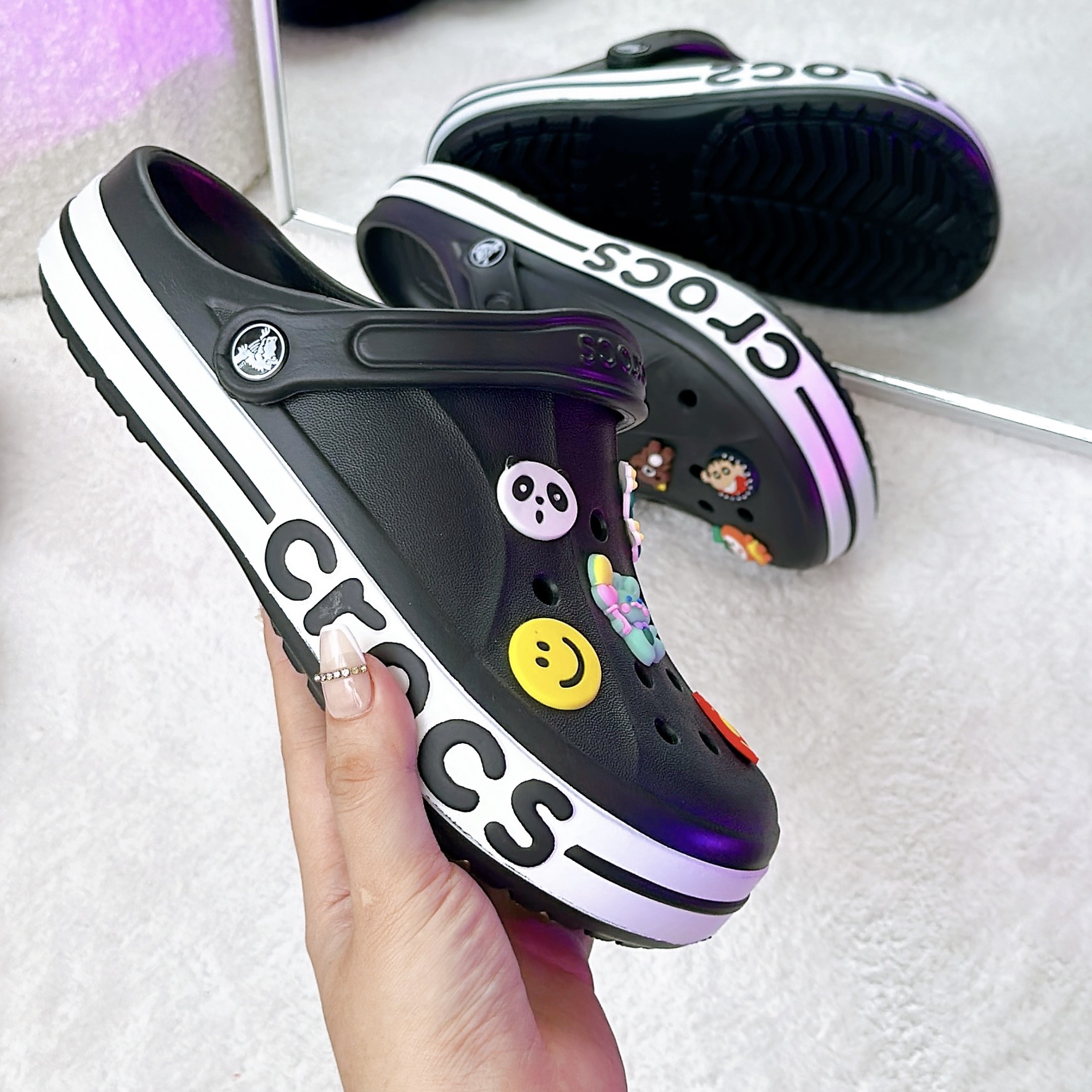 Dép sục Cross duet full đen vẩy sơn quai ngang nam và nữ cá tính siêu nhẹ đi mưa đi nắng thoải mái chống trơn trượt có nhiều lỗ thoát hơi thông thoáng tặng kèm 10 jitbitz và tặng vớ - có hình thật và video tự quay