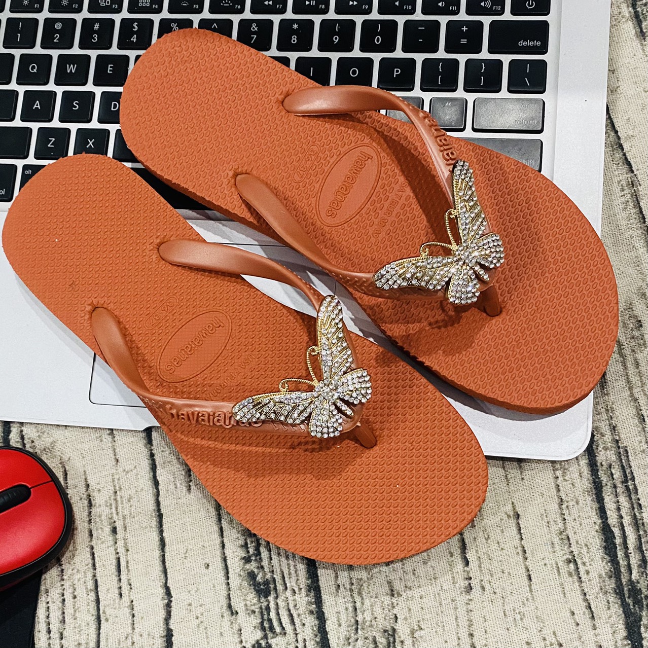 [HCM]Dép kẹp nữ gắn cham kim loại đính cườm đá