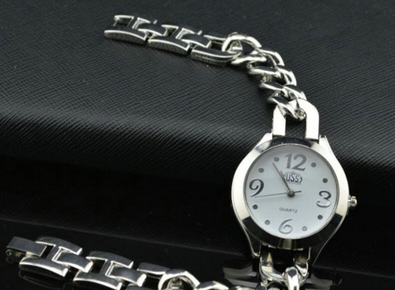 (Extra gift 1 tablets battery worth 20K) watches bracelets eyelets chain Cussons