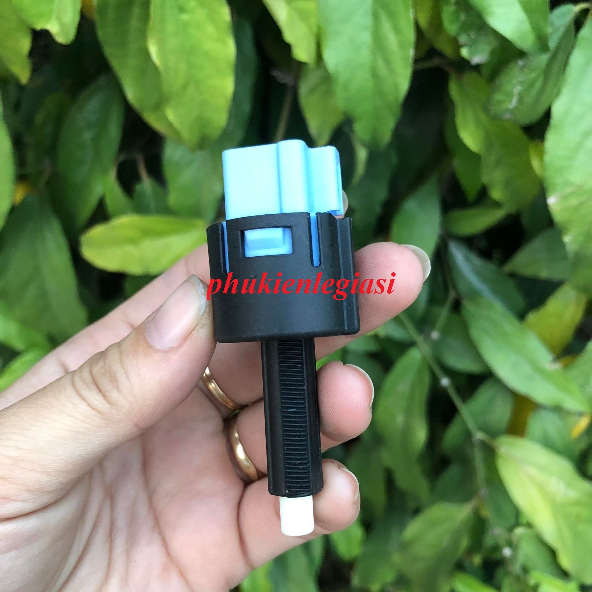 Công tắc đèn chân phanh mitsubishi 4 cổng 8614a183