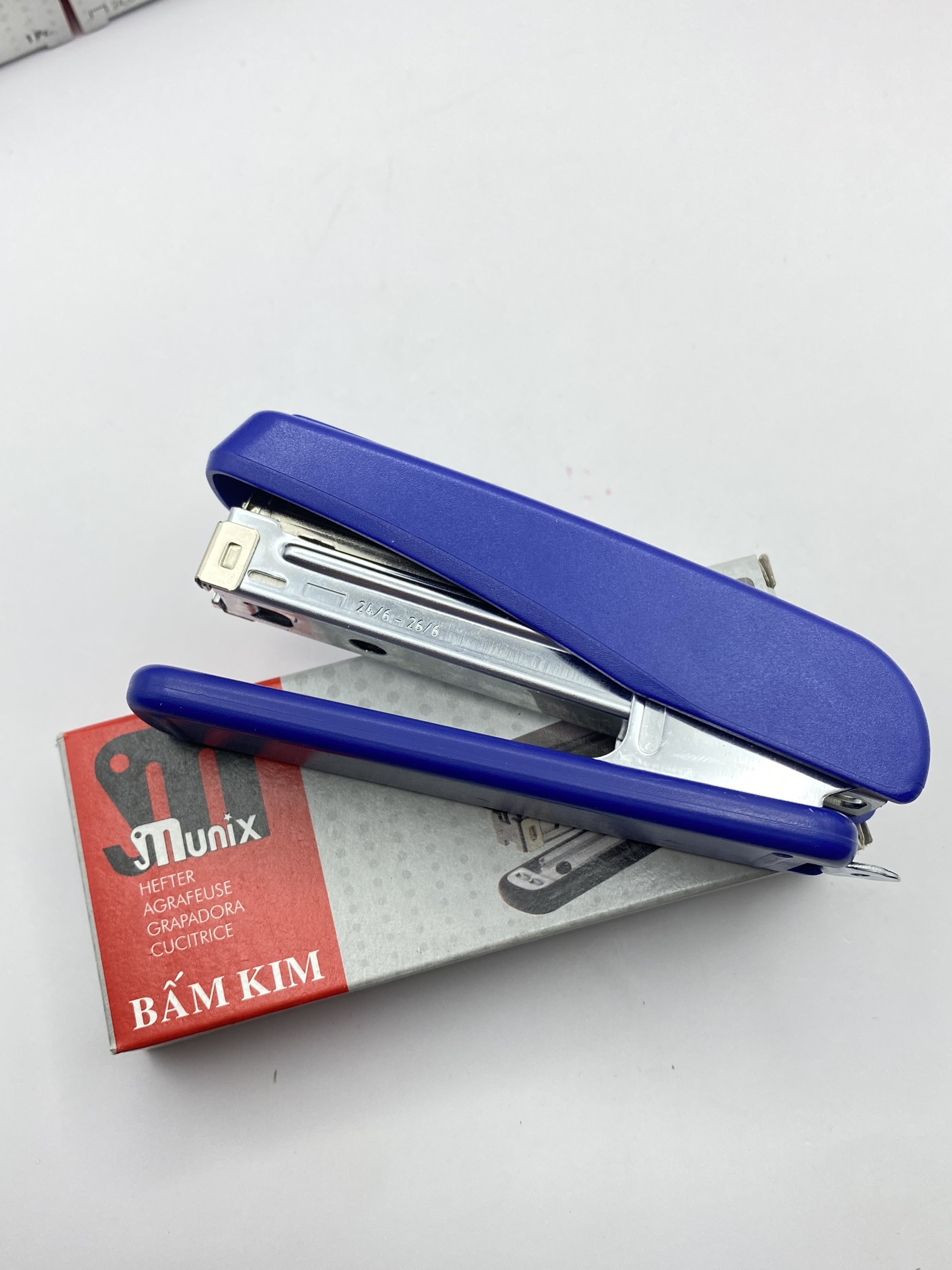 Bấm kim MUNIX số 3 25103 (Giao màu ngẫu nhiên).