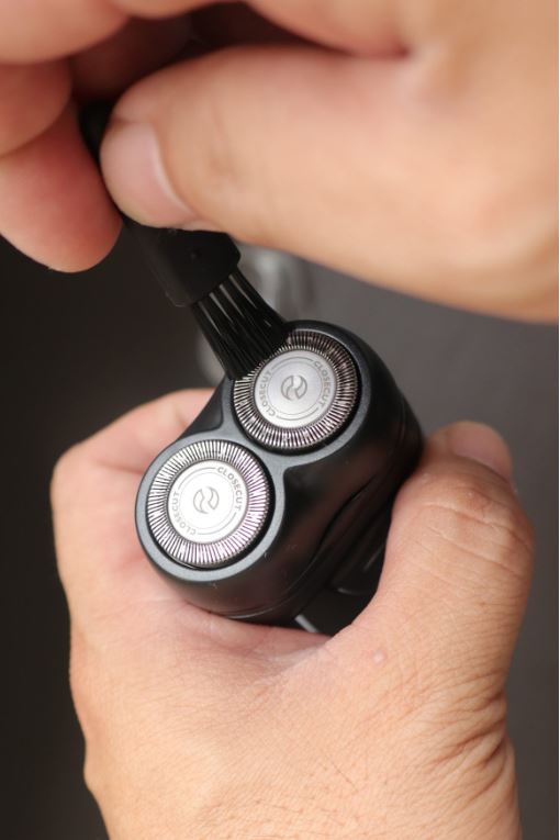 Máy cạo râu du lịch Philips PQ206/18 (pin AA)
