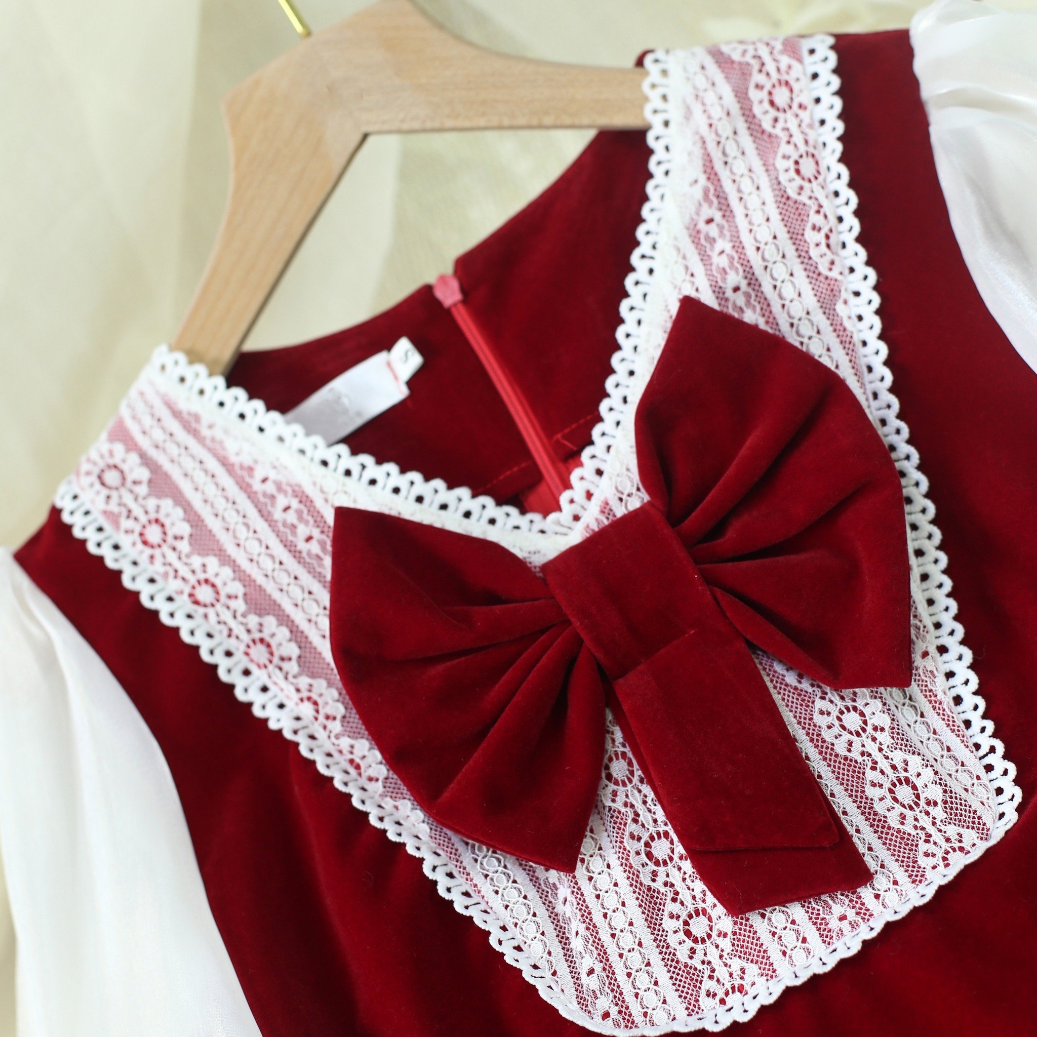 Mập fashion đầm nhung đỏ phối ren dài tay