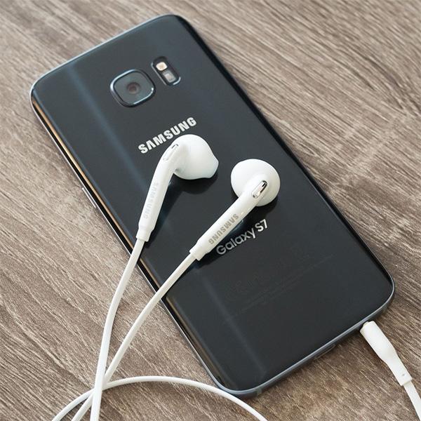 Combo 4 nút cao su bọc tai nghe Samsung (Đen / Trắng)
