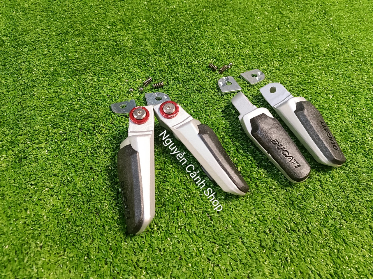 Gác chân DUCATI gắn xe máy Honda yamaha