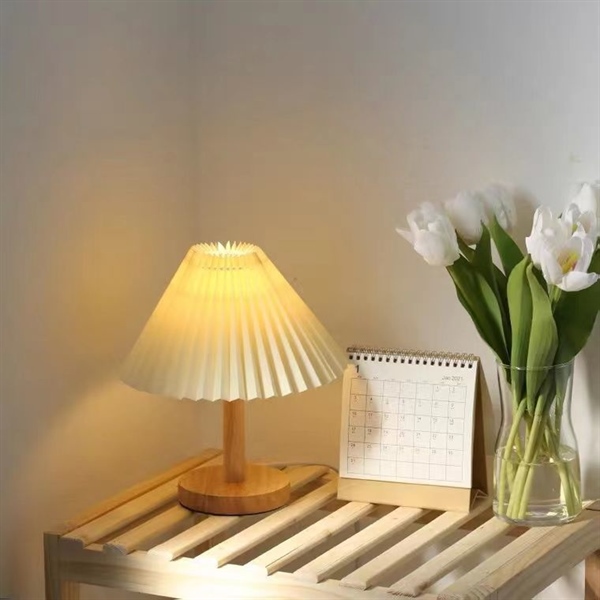 Đèn ngủ để bàn thân gỗ chụp xếp ly