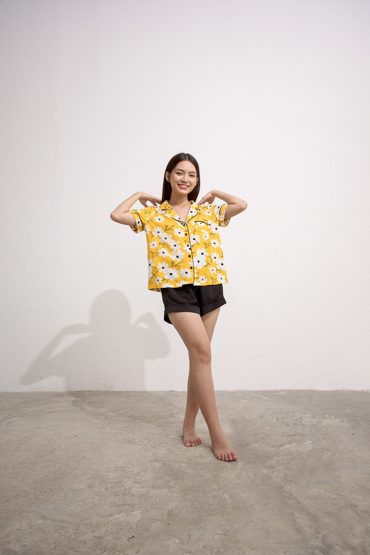 [NHẬP MÃ NOVFALAZSOCIAL02 GIẢM 40K ĐƠN 199K  ] Bộ pyjama MAYBI ngắn lụa vàng in hoa trắng