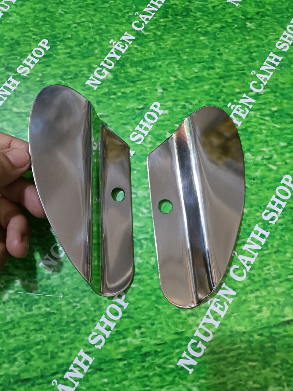 Cặp pas inox gác chân xe 67
