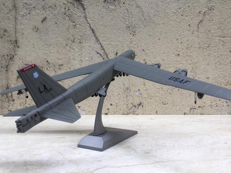 [Hcm]B-52 Bomber Model 1:200