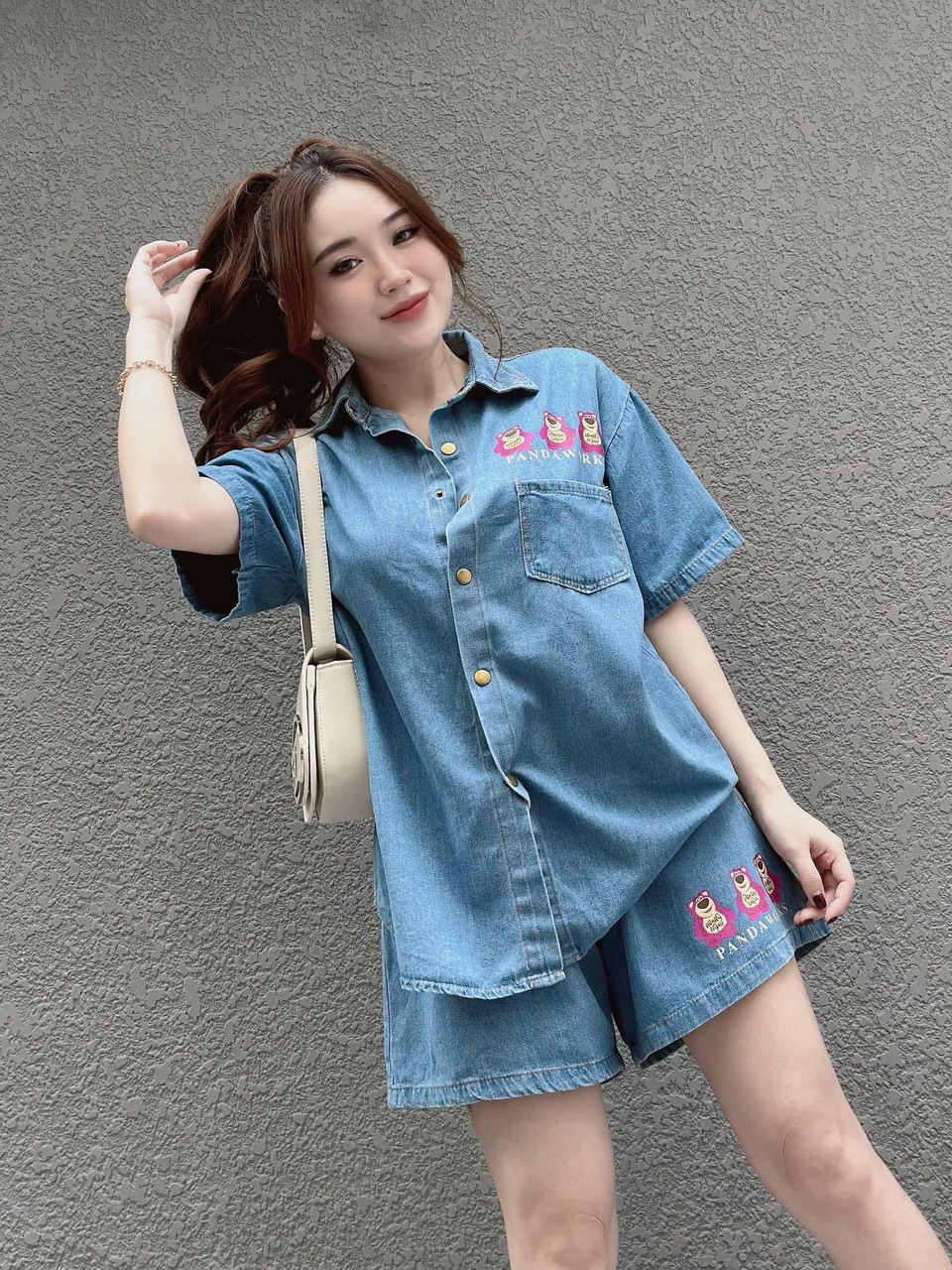Sét bộ jean gấu dâu áo tay ngắn cổ sơ mi quần cạp chun có túi_Tâm phát 123.bộ bò in 9 con gấu dâu lưng áo,quần cạp chun co dãn fr size phom từ 43-60kg.phong cách trẻ trung năng động