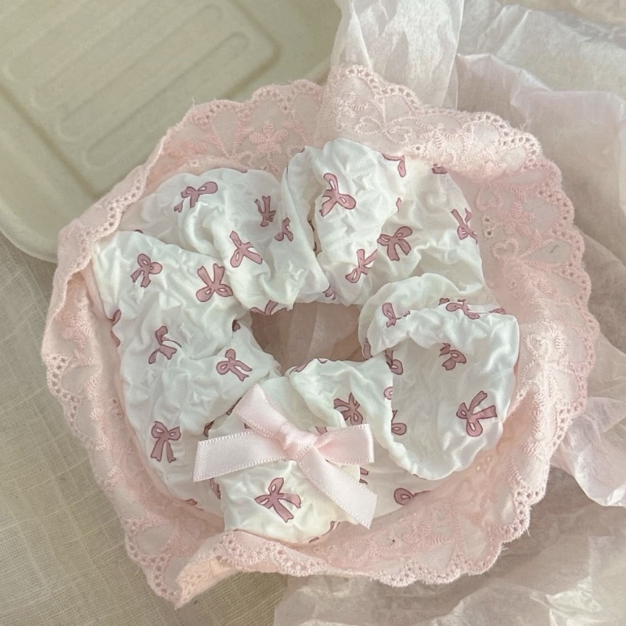 [Hàng thiết kế] Scrunchies cột tóc, buộc tóc vải họa tiết hoa nhí màu trắng dễ thương cho bạn gái