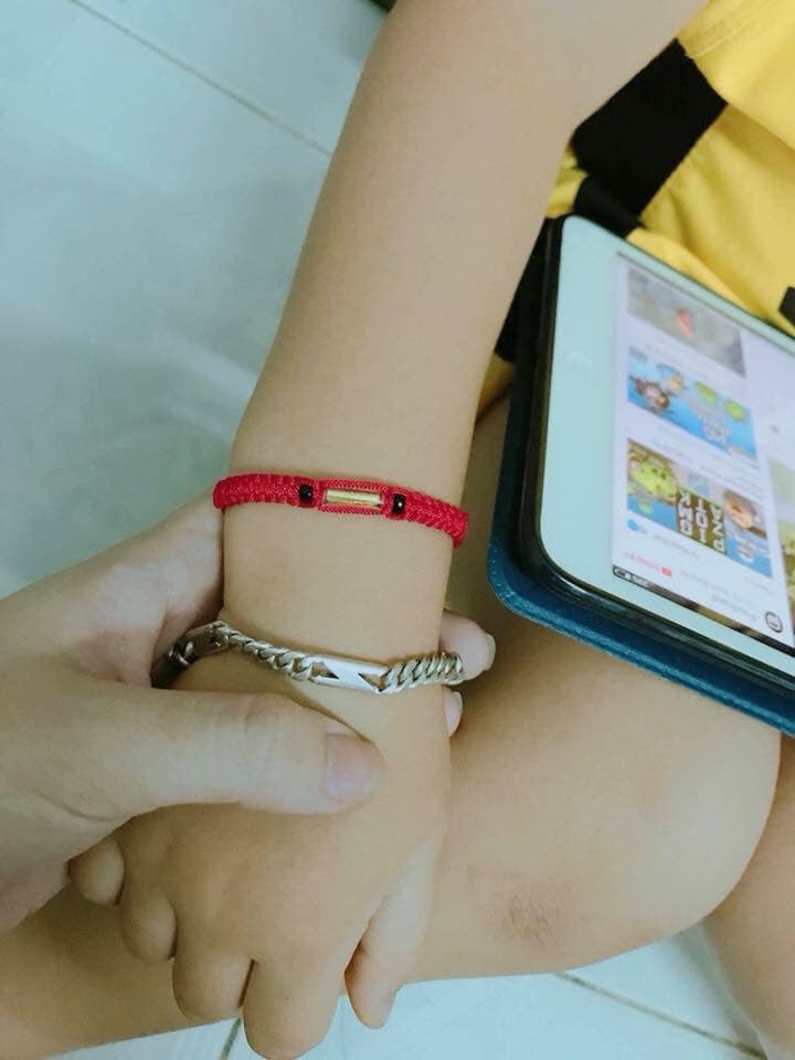 VÒNG TAY CHỈ ĐỎ MẮN CHÙA WATTRAIMIT THÁI LAN