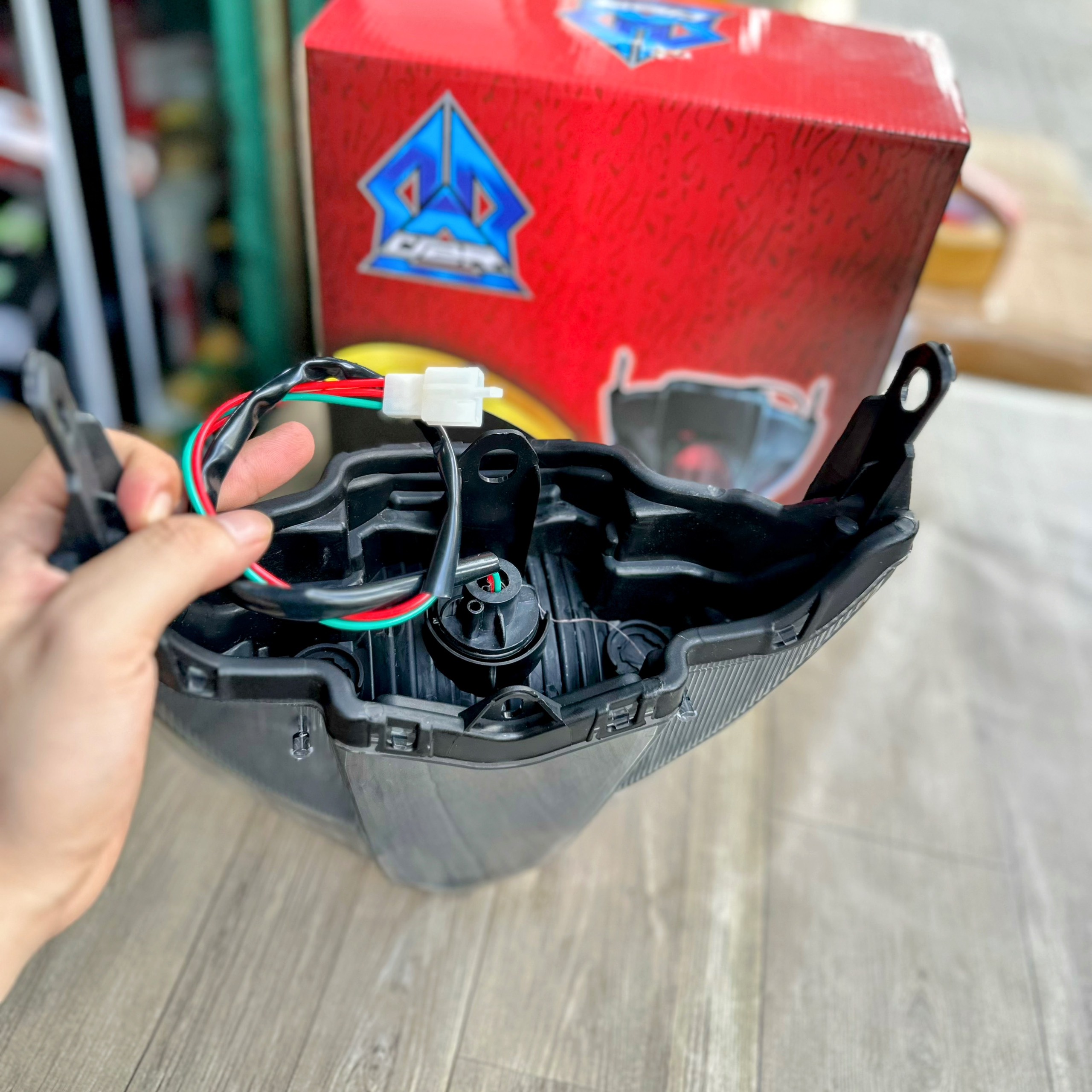 Đèn hậu LC 135 5s Malaysia lắp đặt như zin