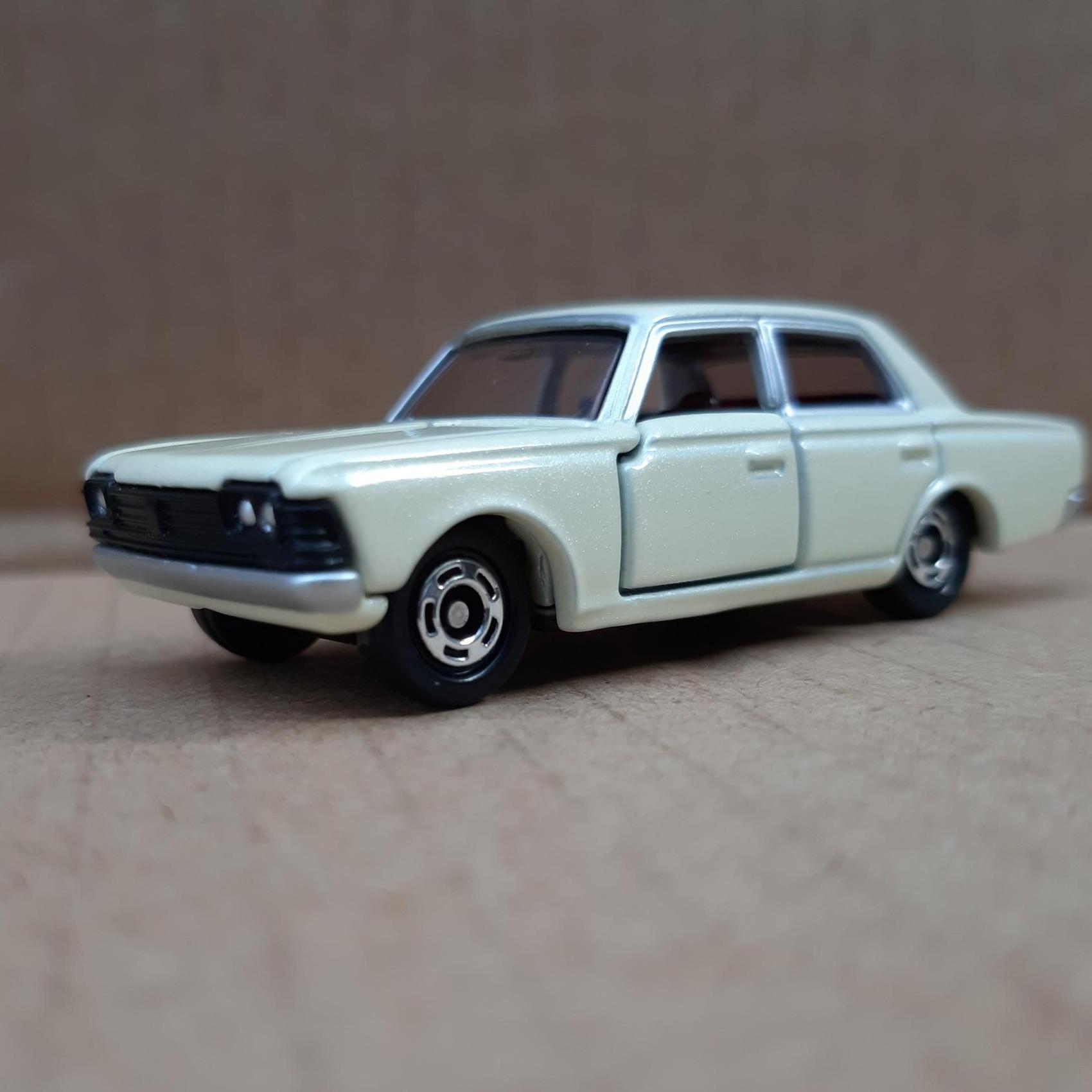 Xe mô hình Tomica - Xe Toyota Crown màu kem mở được cửa (Trong set 6 xe)