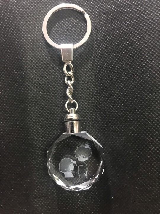 Móc khóa phát sáng Con tim rung động thủy tinh pha lê anime chibi