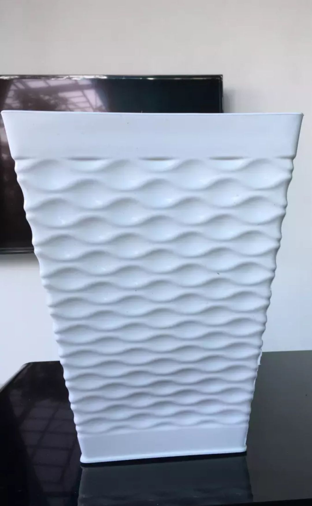 2 cái chậu nhựa vuông mắc lưới cao 35cm.