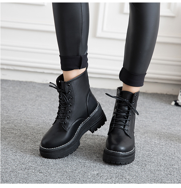 Giày boot nữ đế vuông 4cm dây buộc cá tính B118